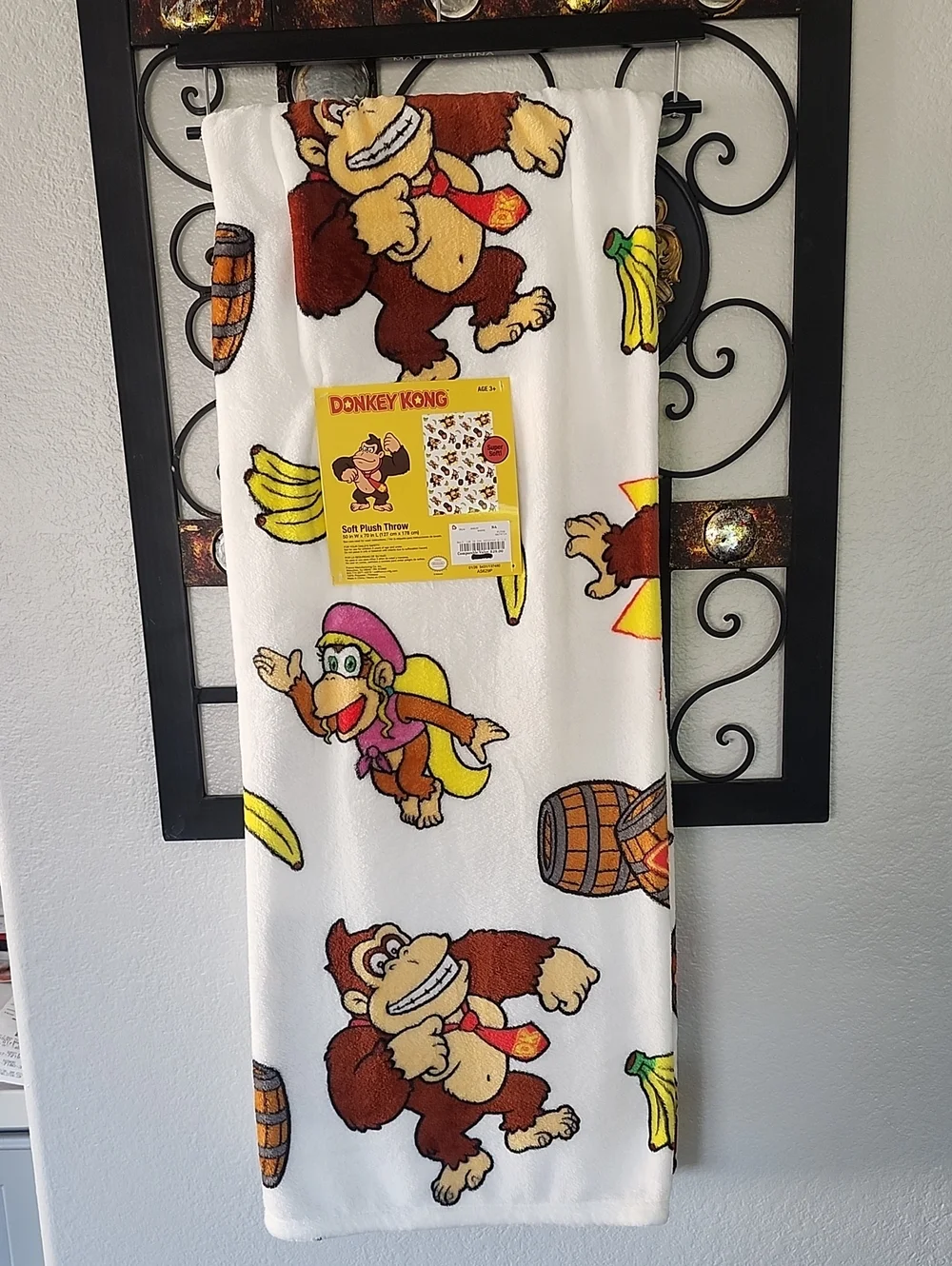 Donkey Kong Throw Blanket - White 50x70